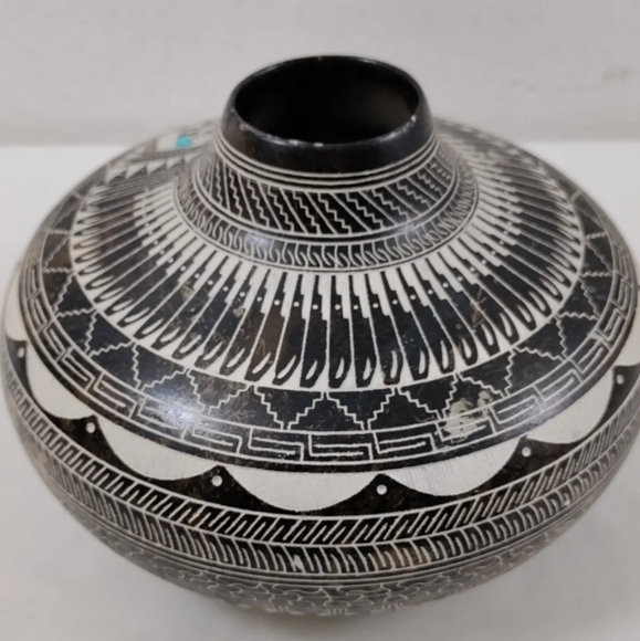 Beautiful Navajo Pottery Etched Seed Pot by Myron Charley With Inlaid Turquoise - Picture 3 of 12